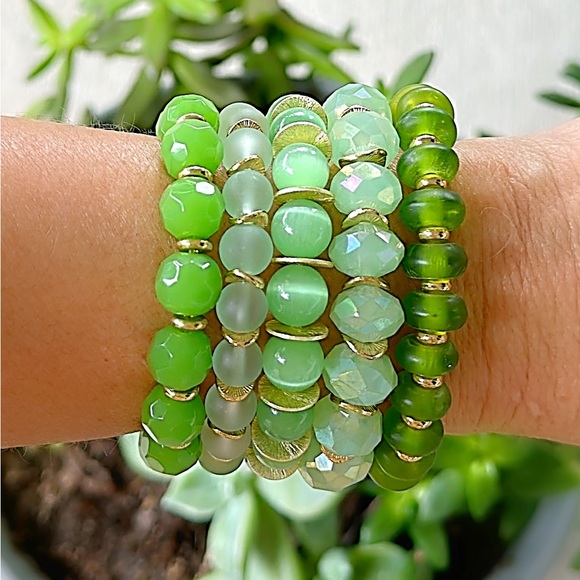 Birch House Jewelry Apple Green Glass Disc beads and gold accent beaded bracelet - Picture 4 of 4